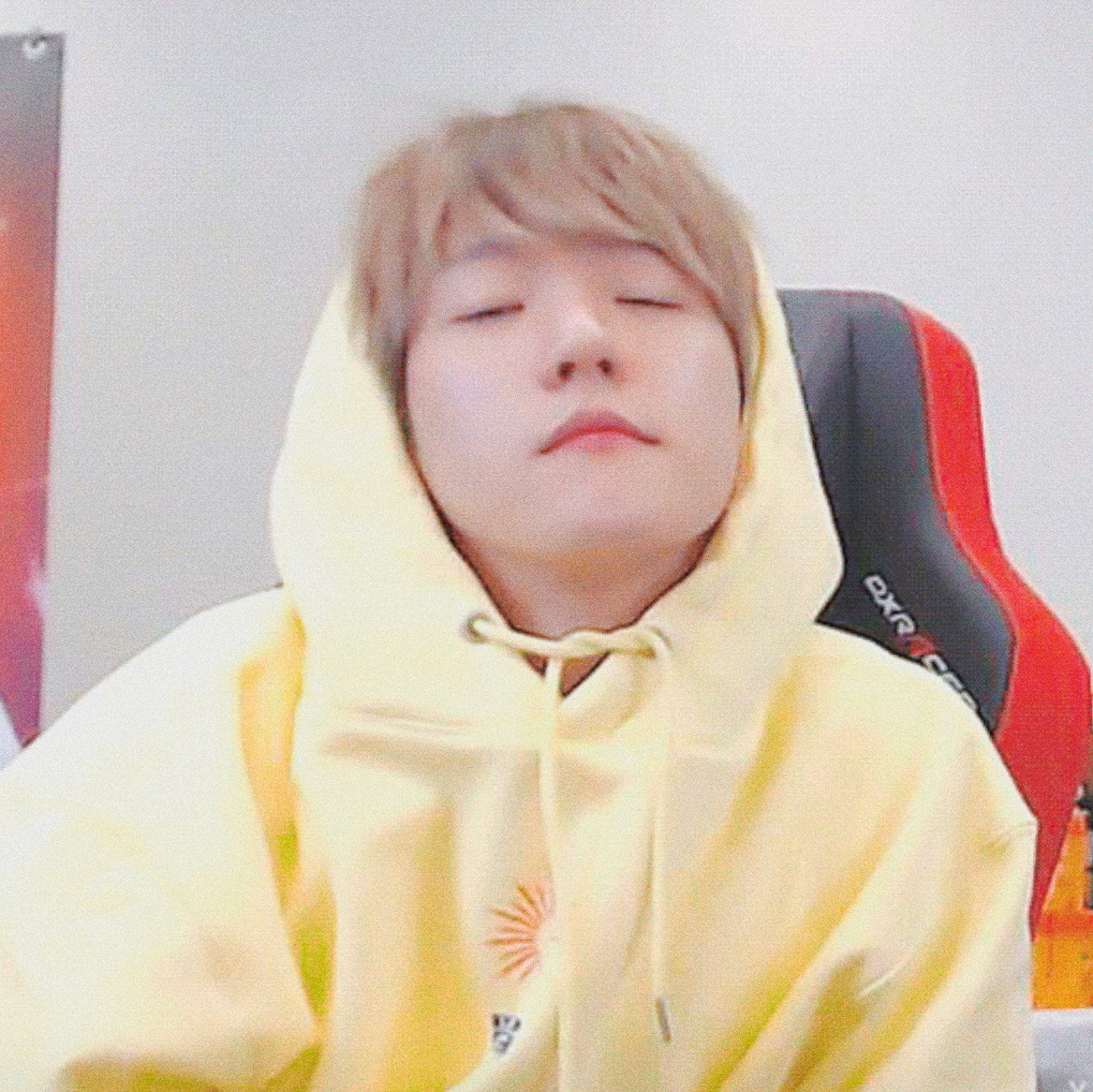 baekhyun yellow hoodie