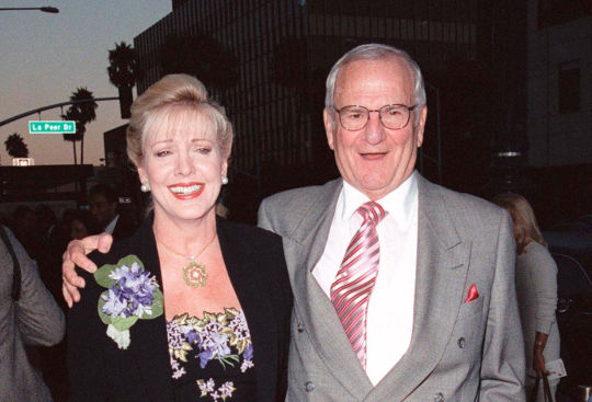 lee iacocca e sua esposa em premiere do filme the muse 1999