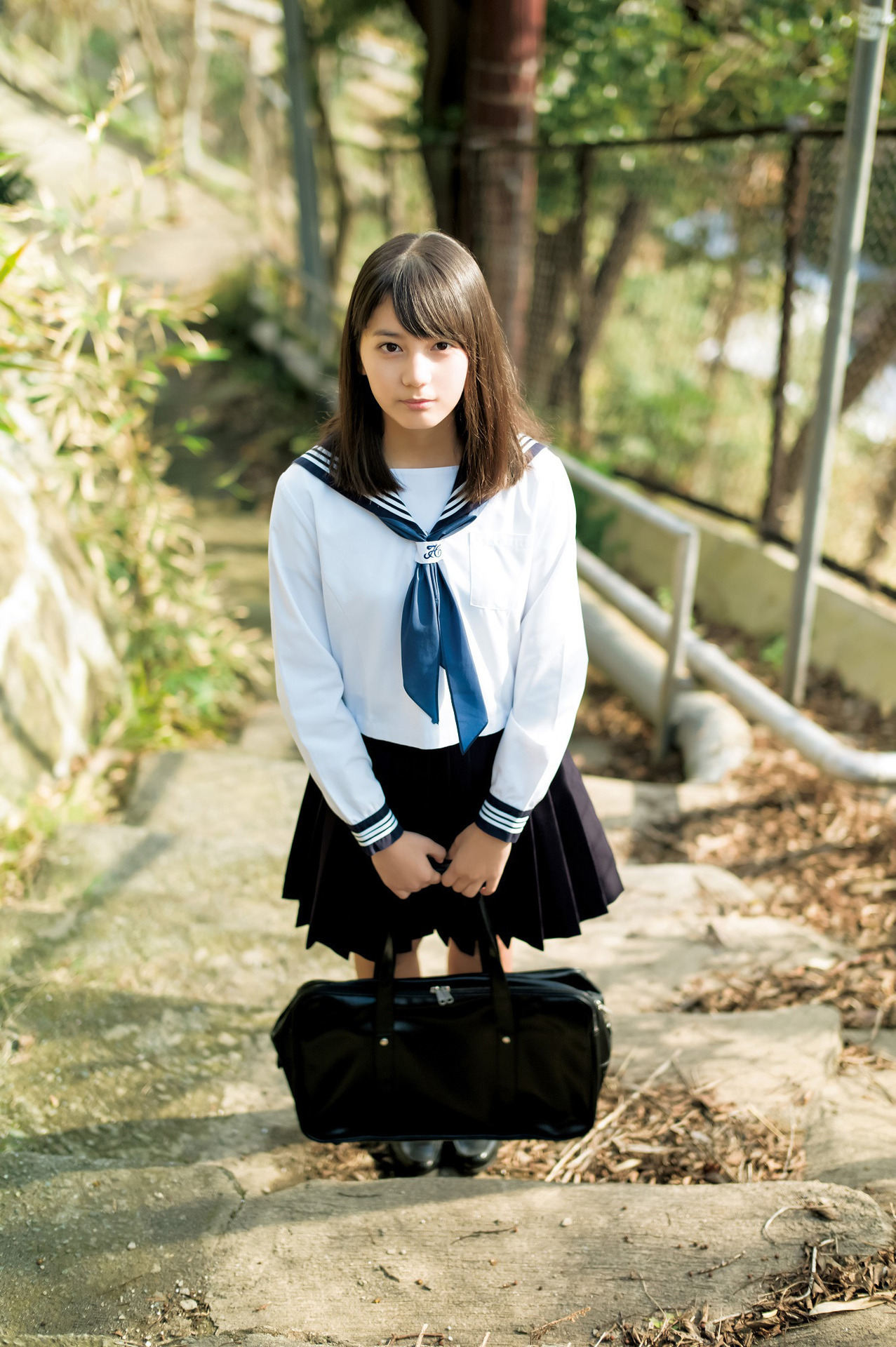Япония школа девочки. Японки в школьной форме. Японские Старшеклассницы в форме. Красивые японки в школьной форме. Красивые девушки в японской школьной форме.