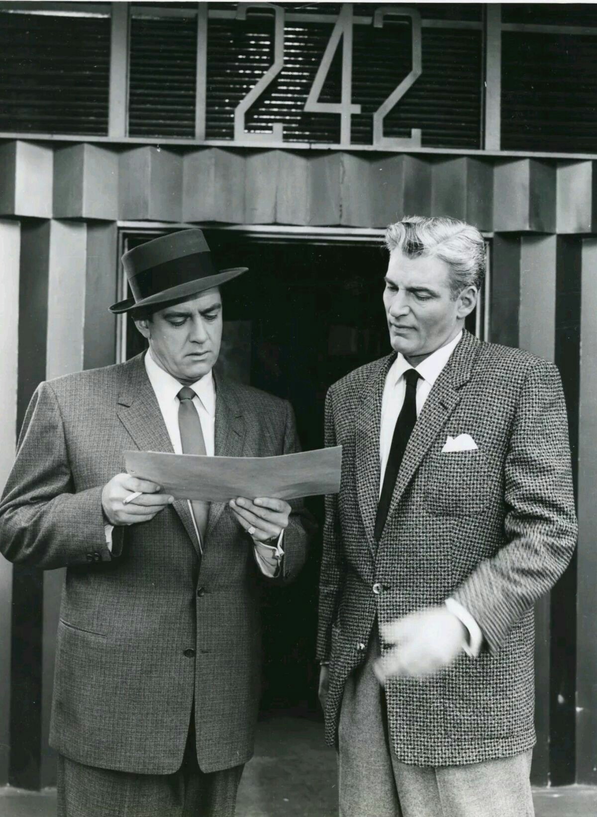 Retro TV Place — Raymond Burr and William Hopper