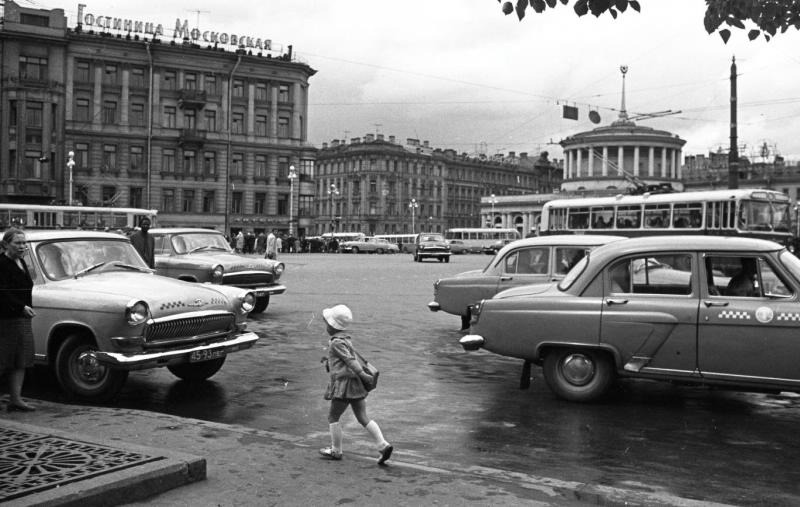 Vosstaniya Square in Leningrad. Photo by Vsevolod Tarasevich (1960s)