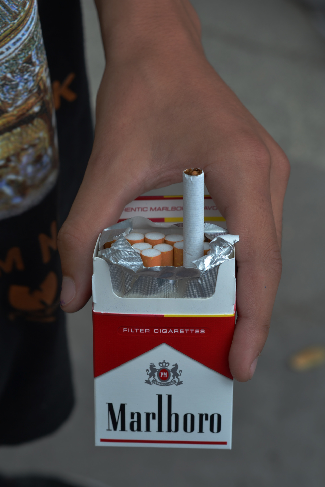 Пачка сигарет в бутылке. Пачка сигарет Marlboro. Сигареты Мальборо в руках. Оригинальная пачка Мальборо. Новое Мальборо.