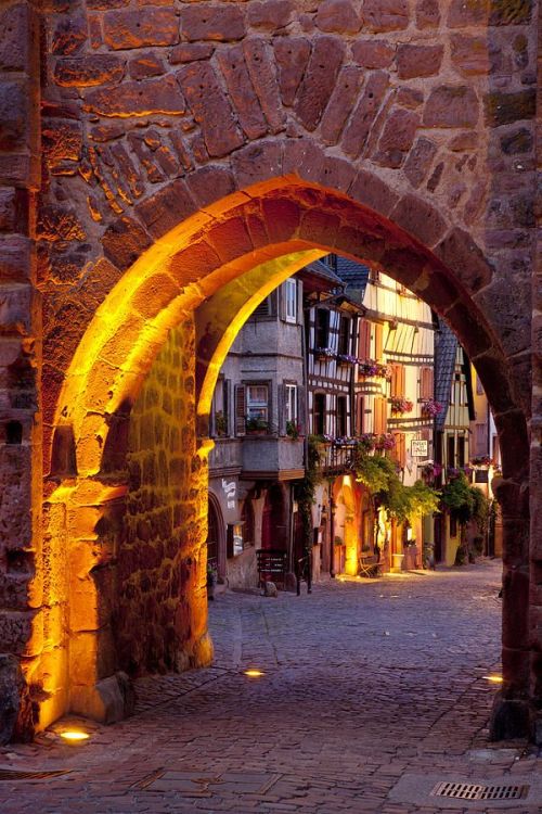 avve:coisasdetere:Riquewihr Gate, Alsace, France.Inspiration...