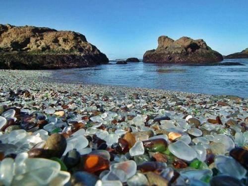 Glass Beach, Fort Bragg, California. Caused by years of dumped garbage. (bron: Earth Pics)