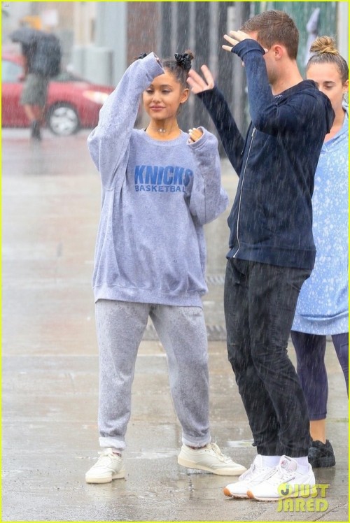 ariana-news:Septemeber 18th: Ariana out with friends in New...