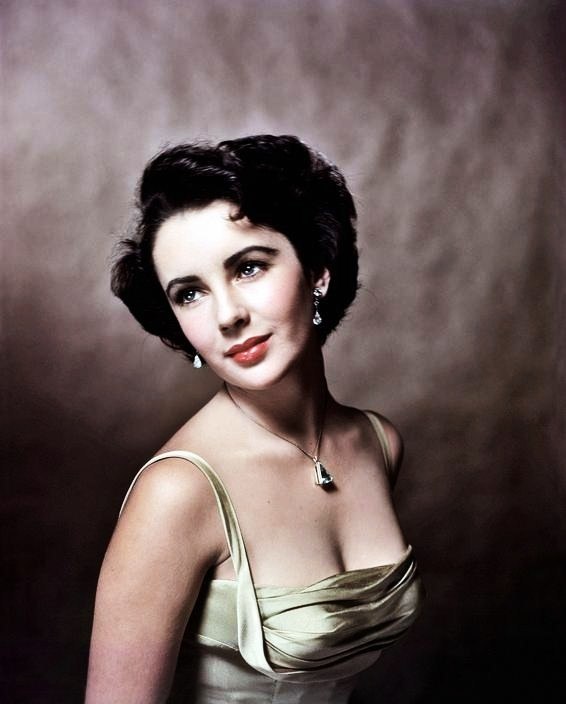 Elizabeth Taylor at 16 years old photographed by... - Eclectic Vibes