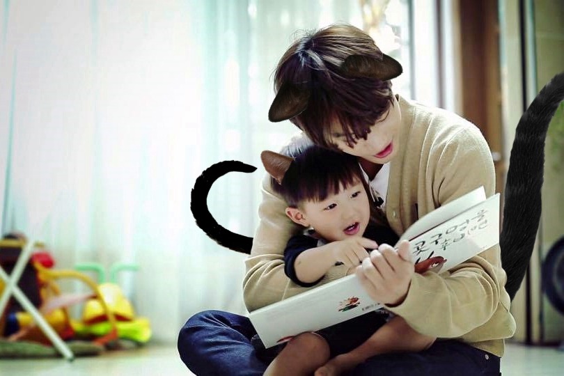 Корейская семья. Кореянка с ребенком на руках. Отец на корейском. Корея сын отца