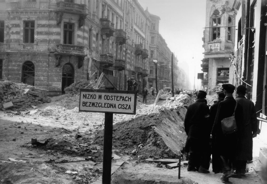 Inhabitants of the city of Warsaw during 1944... - lamus dworski