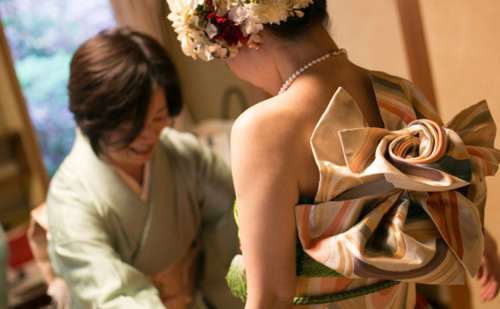 mymodernmet:Brides in Japan are Turning Their Long-Sleeve...