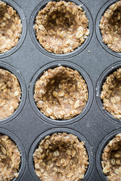 sweetoothgirl:Oatmeal Cookie Tarts with Vanilla Bean Cream...