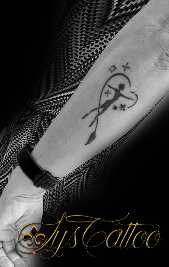 Lys Tattoo Tatouage Avant Bras Femme Juste En Dessous Du