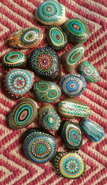 Cute and colourful pebble decor 