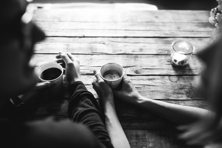Кофе в обед песня. Двое пьют кофе. Кофе вдвоем. Двое пьют чай. Кофе с друзьями.