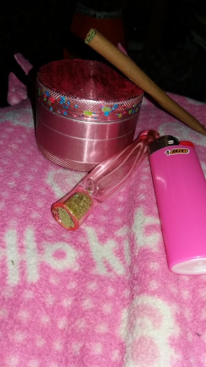 abrokencoorslightbottle:All Pink Everything