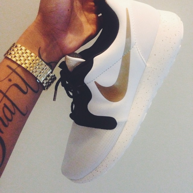 nike roshe gold trophy