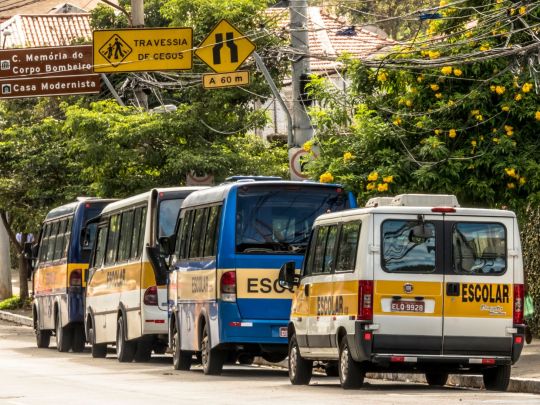 vans escolares e microonibus na porta de escola em rua de sao paulo shutterstock