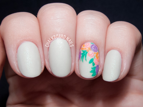 chalkboardnails:Floral bouquet accent nail