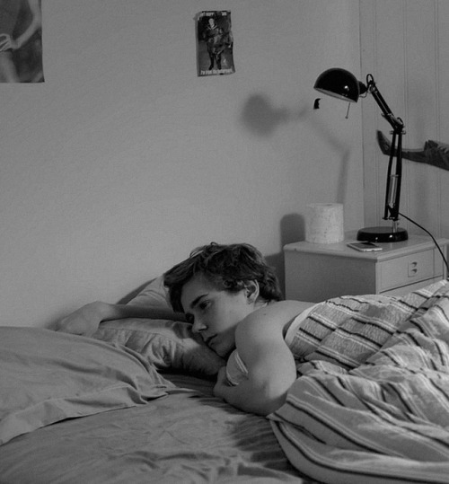 toneelspeler:random fact: isak prefers to sleep towards the...