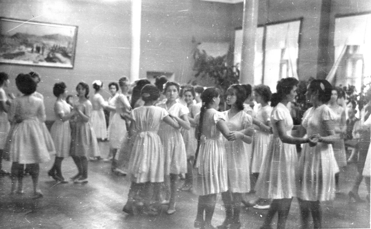 High school prom (Sterlitamak, 1960s) (via)