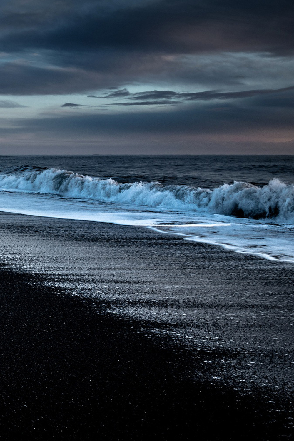 xglan: A black sand and sea © - Inspiring & Dreamy