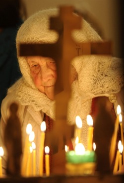 globalchristendom:
“ A woman at an Orthodox Christmas service at Vladimir Ravnoapostolny Cathedral in Sochi, Russia. (Photographer: Mikhail Mordasov - Agence France-Presse)
”