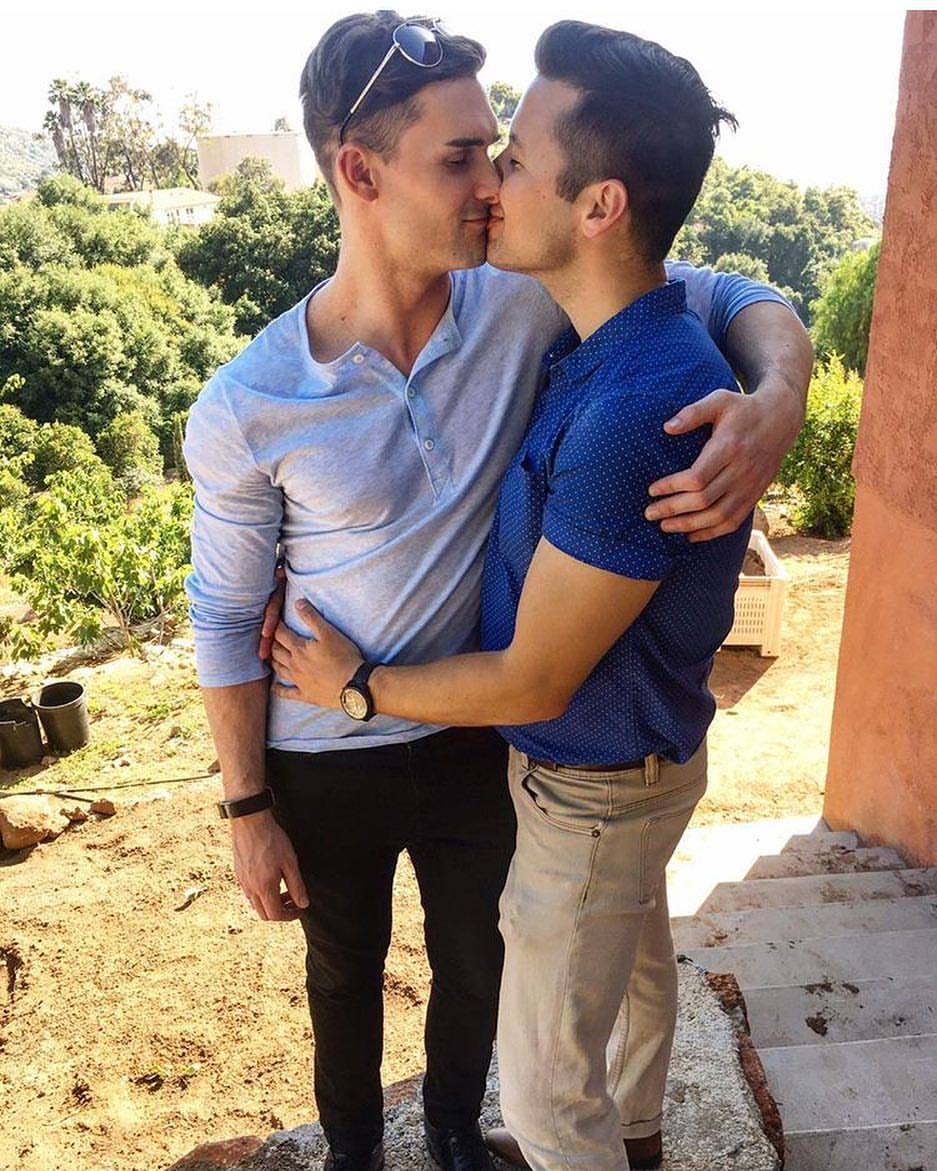 фото мальчики геи целуются фото фото 84