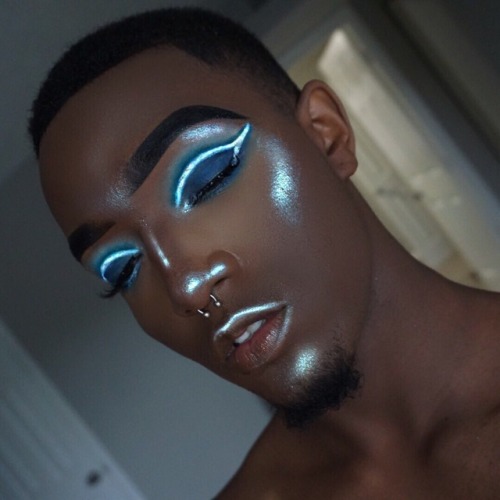 aribelli:sodomymcscurvylegs:kendollmostwanted:Neon liner...