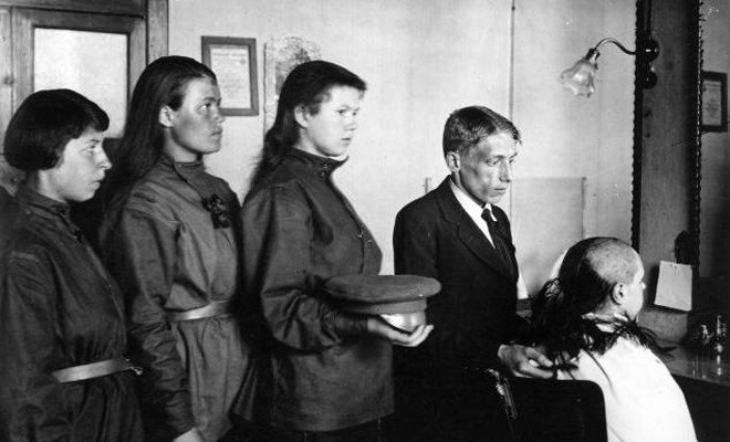 Women’s Battalion of Death getting haircuts (Russia, 1917)