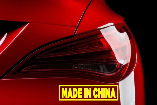 Fotomontagem sobre um carro chinês com a lanterna traseira em destaque