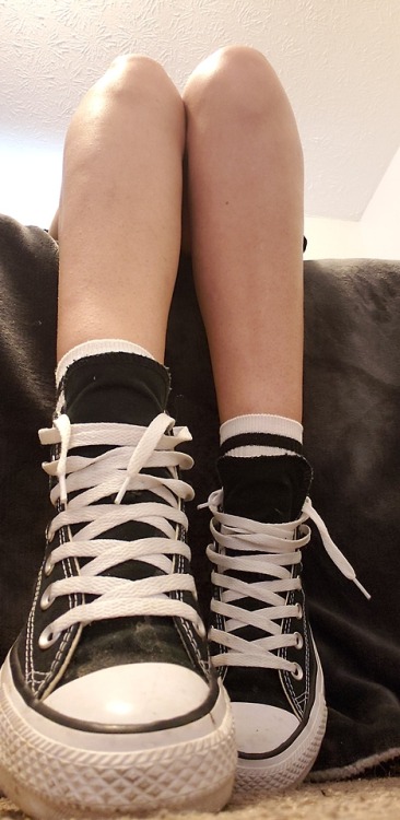 kawaiigiantess:Cute socks. Cute shoes. Cute giant girl. What’s...