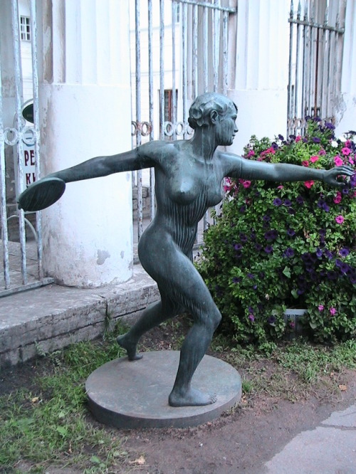 Statue of a female discus thrower