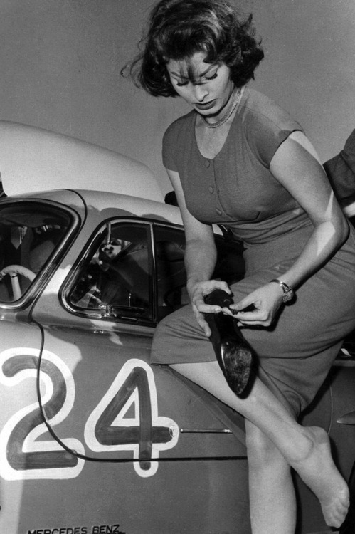 honey–rider:Sophia Loren and a broken heel with a Mercedes Benz...