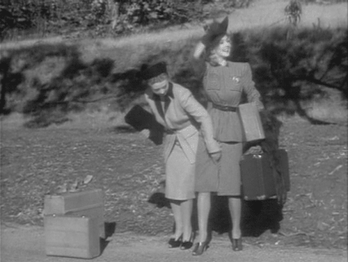 Joan Blondell y Carole Landis intentan engancharse en Topper Returns (1941).