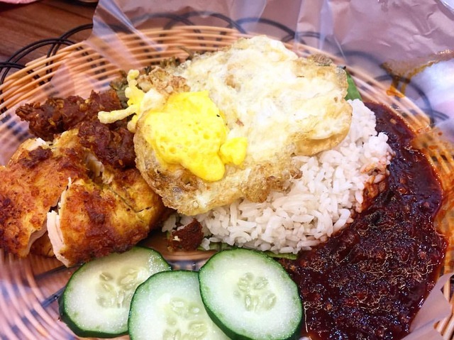  Fatin  Bella  Buka puasa di Nasi Lemak Tepi Jalan kat 