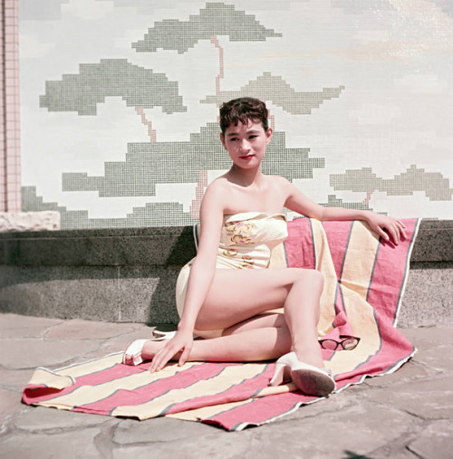 s-h-o-w-a:Japanese actress Mie Kitahara posing in a swimsuit...