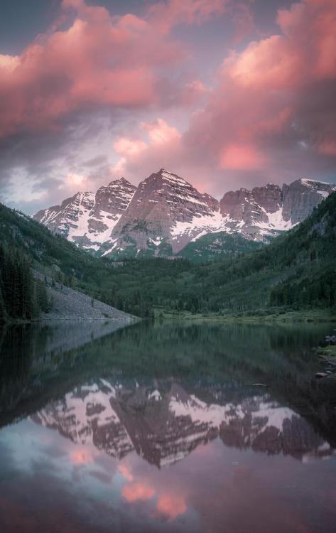 amazinglybeautifulphotography:Sunrise over Maroon Bells, CO [OC]...