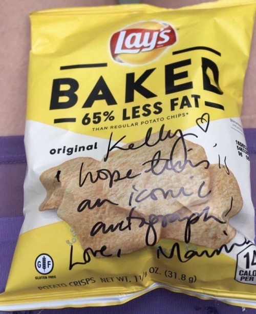 marinaupdates:Marina signed a bag of chips for a fan who was...