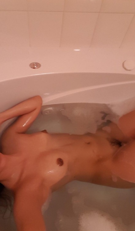 petitetastic-x:F19 sexy tub shot