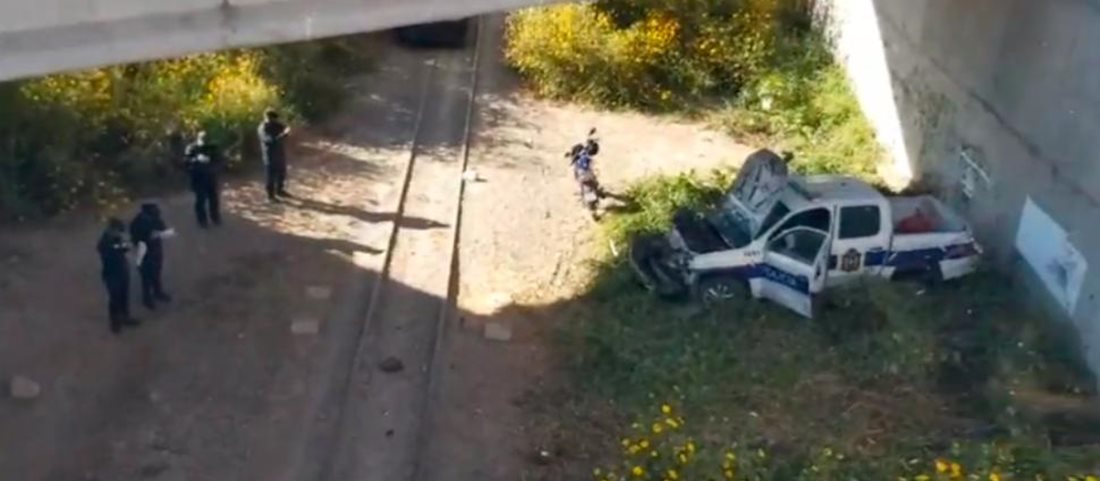 Un móvil de la policía de Salta cayó de un puente