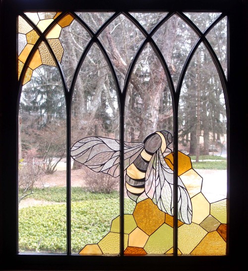 theglasscabin:Bee and Honeycomb windows.@belikebumblebee