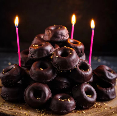 lustingfood:MINI BAKED CHOCOLATE DONUTS