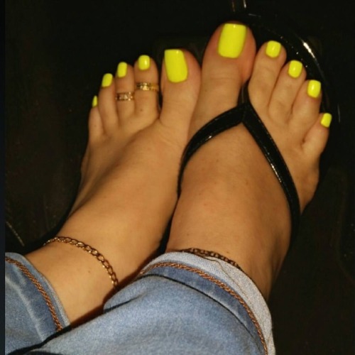 o-chinelo:ilovestinkyfeet:A few of my favorite colors...