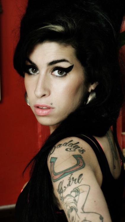 lockando:amy winehouse lockscreensreblog or like if u save it