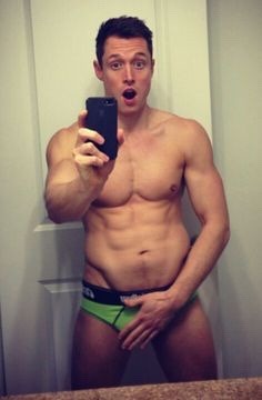 fuckyoustevepena:He’s NAKED! Youtuber Davey Wavey flaunts his...