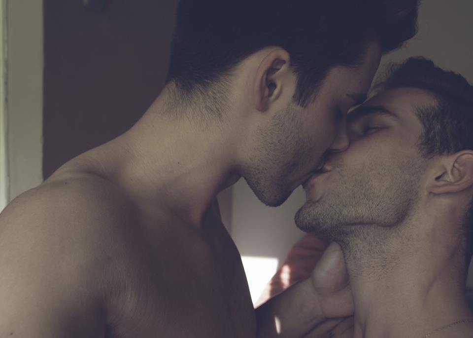 Daha fazla Kissing Gay Boy Fotoğrafları ve Videoları izleyin.