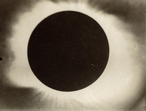 dame-de-pique:Solar eclipse on May 28 1900