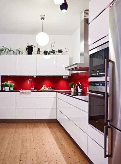 Red kitchen ideas Red goes well with woody or steel materials. Good combination with while Wall Street or laminates.