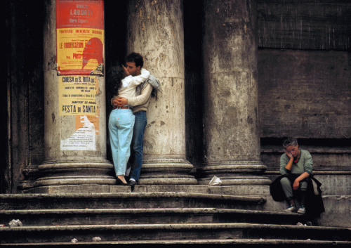 20aliens:ITALY. Rome. Lovers at a church next to Fontana di...