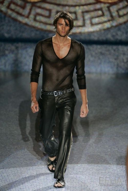 a-state-of-bliss:
“Versace Menswear Spr/Sum 2006
”