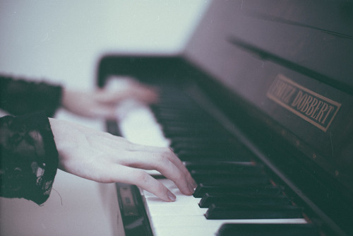 playing piano on Tumblr